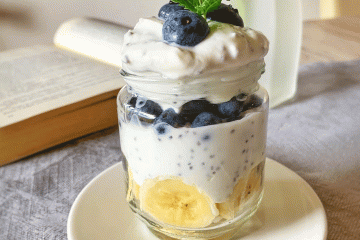 Zdravi doručak s grčkim jogurtom i voćem