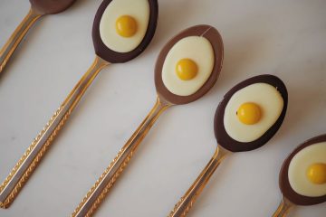 Jestive dekoracije: uskrsna čokoladna jaja na oko u žlici