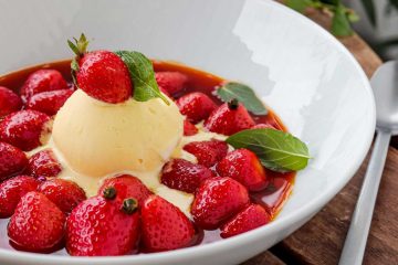 Recept koji ćete htjeti isprobati: flambirane jagode poslužene s kuglicom sladoleda od vanilije