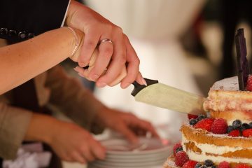 Svadbe su nezamislive bez rezanja torte: evo kada je počeo taj trend