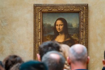 Tortom na Mona Lisu: mladić gađao najpoznatiju sliku tortom