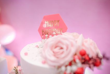 Ružičasta boja i božuri: nježna rođendanska torta malene Lilibet