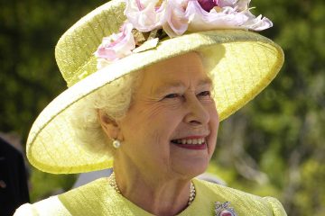 Tužna proslava jubileja: kraljica s tortom iščekivala praunuku