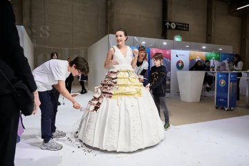 Srušen Guinnessov rekord: švicarska slastičarka izradila je najveću nosivu haljinu-tortu