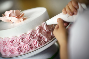 Svadbena torta zavadila prijateljice: mladenkino pitanje podijelilo internet